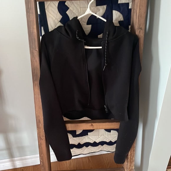 Black cropped zip up cropped hoodie - Picture 3 of 3